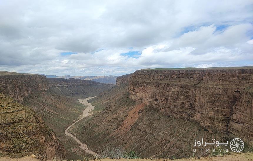 دره‌ای واقع در روستای «قله زو» شهرستان کلات که رودی از میان آن جاری است. 